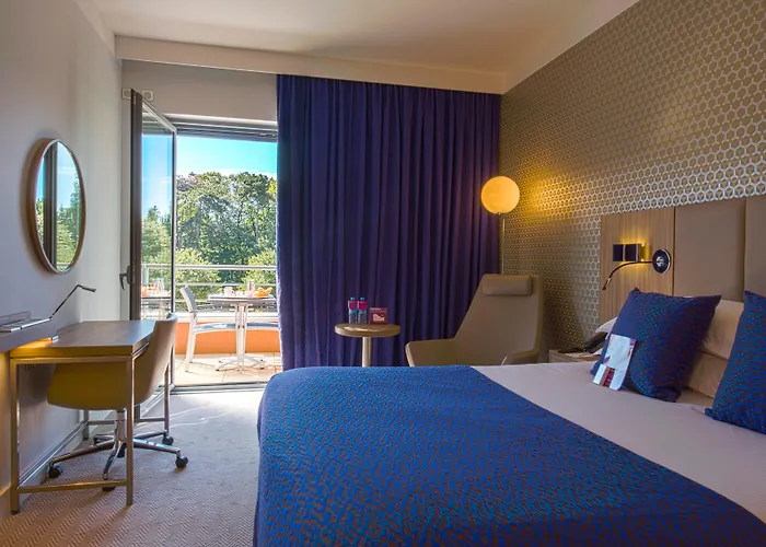 In Luxury hotels Crowne Plaza Lyon - Cite Internationale