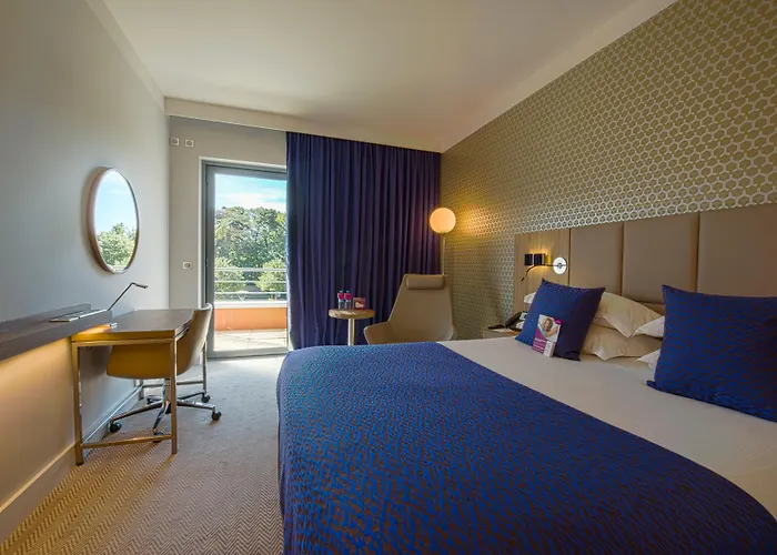 In Luxury hotels Crowne Plaza Lyon - Cite Internationale