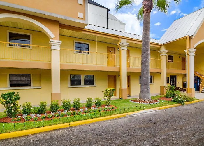 Hotel near College: Rodeway Inn & Suites Houston Near Medical Center