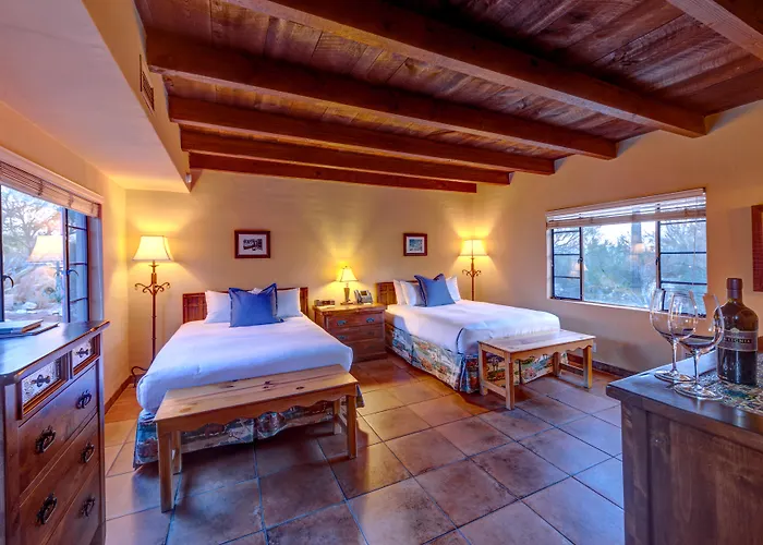Beach hotel: Hacienda Del Sol Guest Ranch Resort