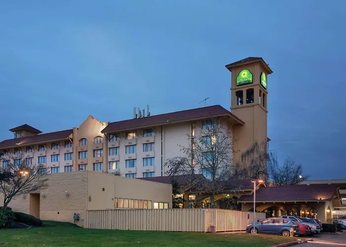 Pet Friendly hotel: La Quinta By Wyndham Seattle Sea-Tac Airport