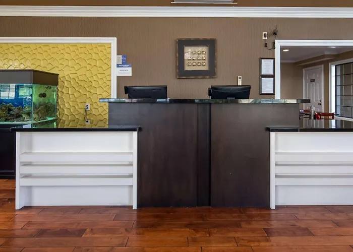 Hotel with pool: Best Western Palm Garden Inn