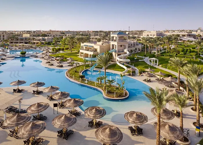 Strandhotel: Coral Sea Holiday Resort & Aqua Park