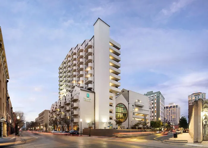 Hotel with pool: Embassy Suites By Hilton New Orleans Convention Center