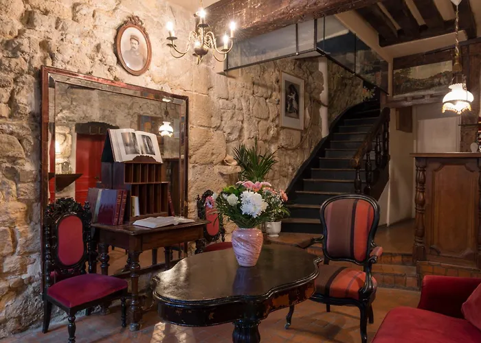 Luxury hotel only: Hotel Esmeralda