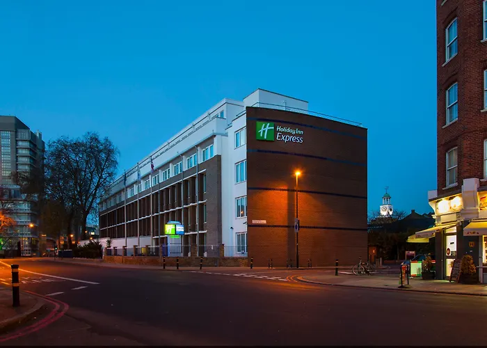 Hotel with Tennis: Holiday Inn Express London - Vauxhall Nine Elms, An Ihg Hotel