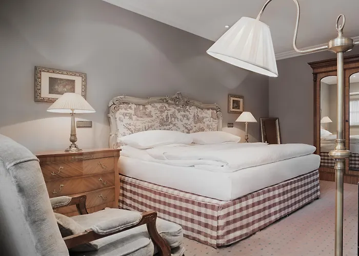 Hotel with pool: Schlosshotel Berlin