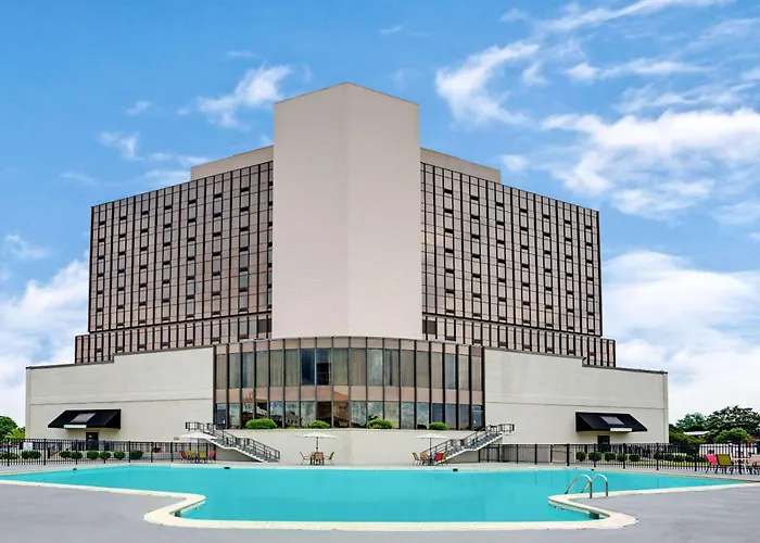 Luxury hotel only: Wyndham Garden Norfolk Downtown