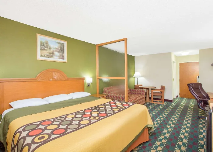 Pet Friendly hotel: Super 8 By Wyndham Spartanburg/I-26 Exit 22