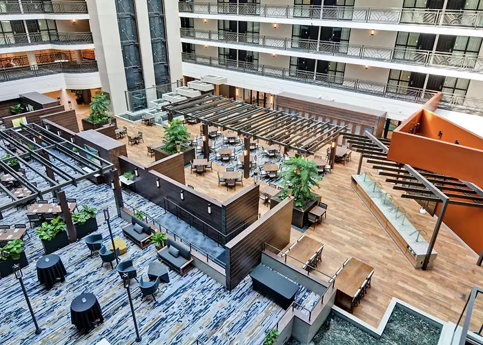 Hotel with pool: Embassy Suites By Hilton Minneapolis Airport