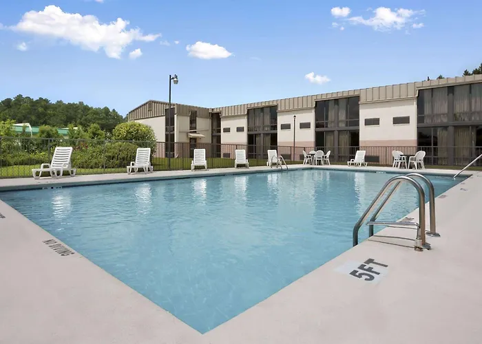 Family Hotel: Days Inn By Wyndham Fayetteville-South/I-95 Exit 49