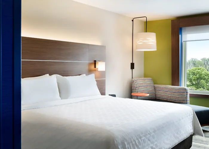 Cheap hotel: Holiday Inn Express & Suites Jersey City - Holland Tunnel By Ihg