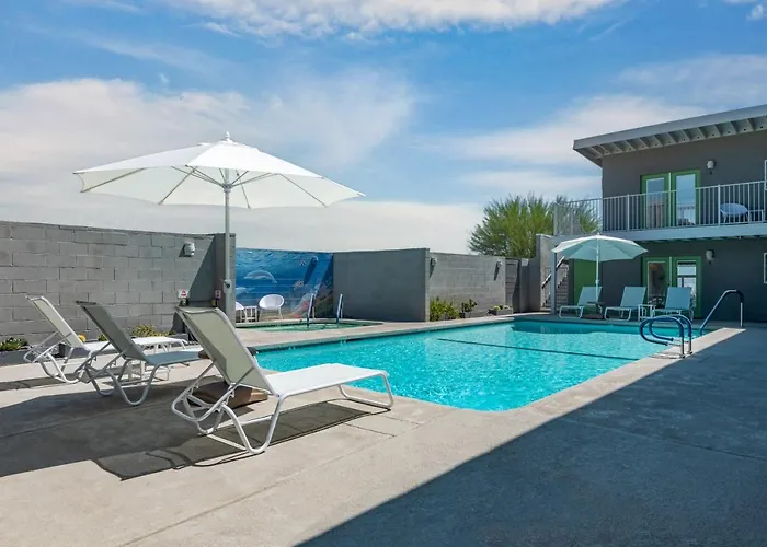 Hotel with view: Desert Hot Springs Inn