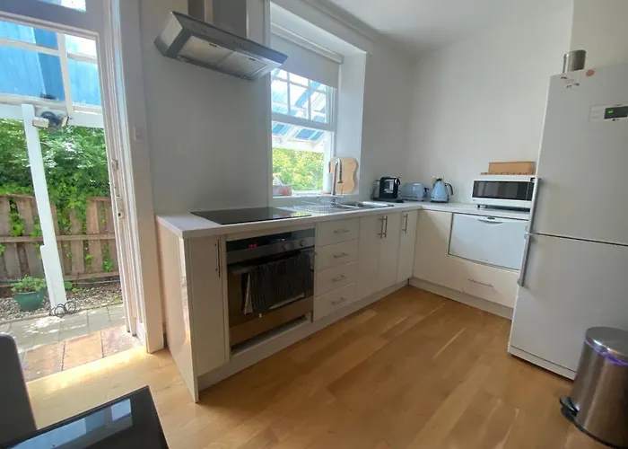 Pet Friendly hotel: Hobart Colonial Apartment