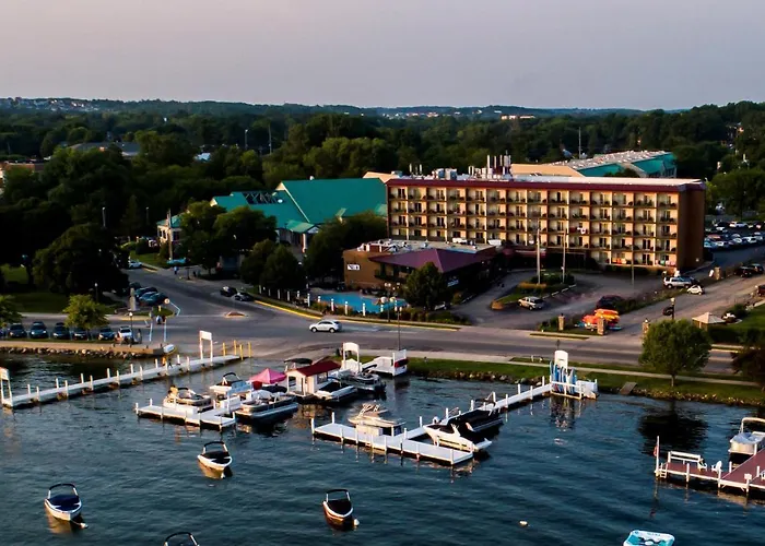 Hotel with pool: Harbor Shores On Lake Geneva