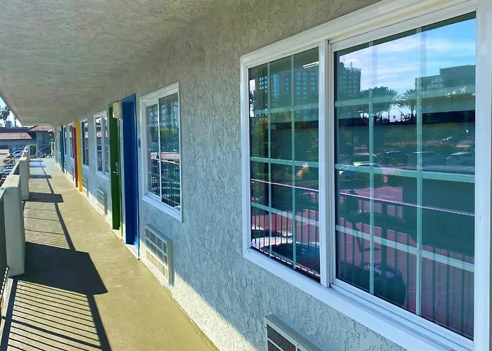Hotel near College: Bposhtels Anaheim