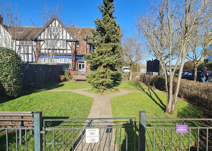 Guest house: Move Inn Estates - Multiple Rooms