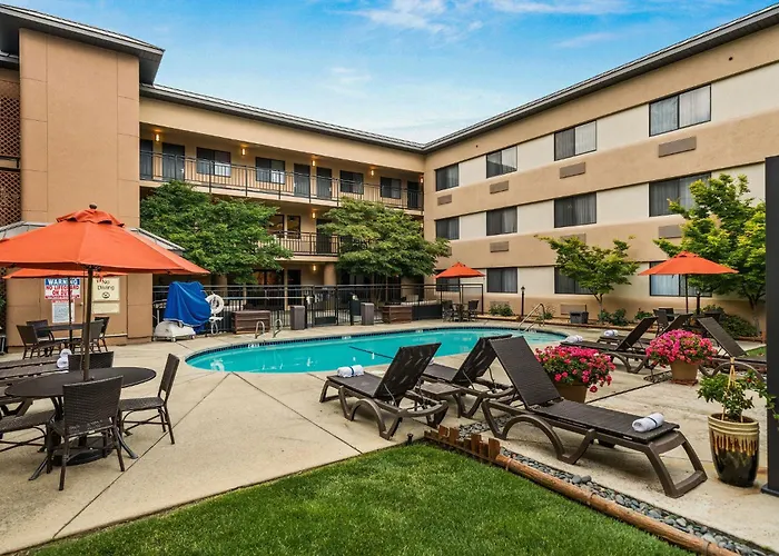 Oxford Suites Redding