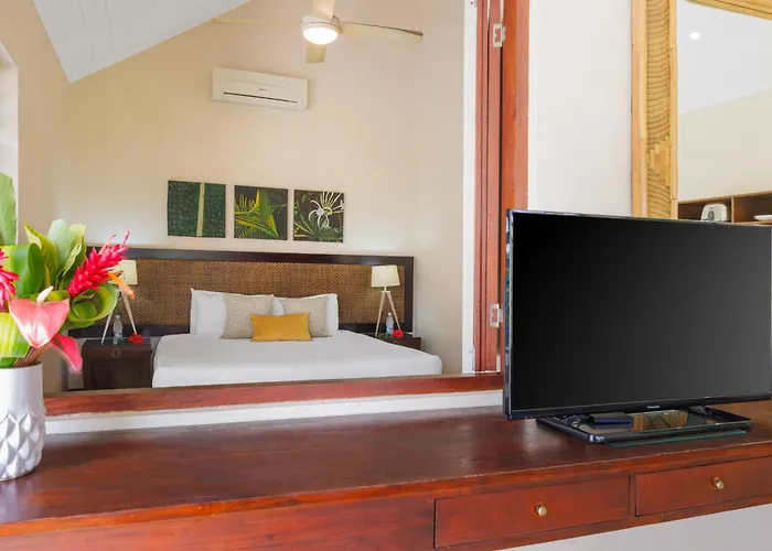 Central hotel: Mangoes Resort (Adults Only)