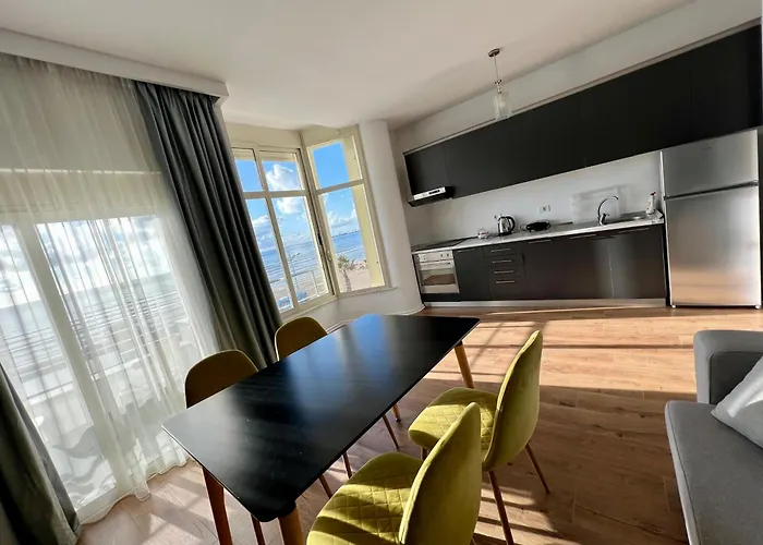 Hotel: Wave Beachfront Apartments