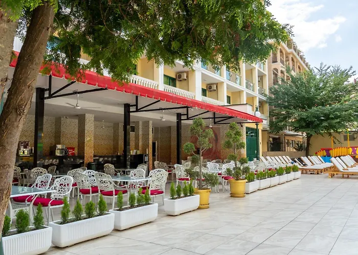 Hotel with pool: Planeta Hotel & Aquapark Free Beach Access