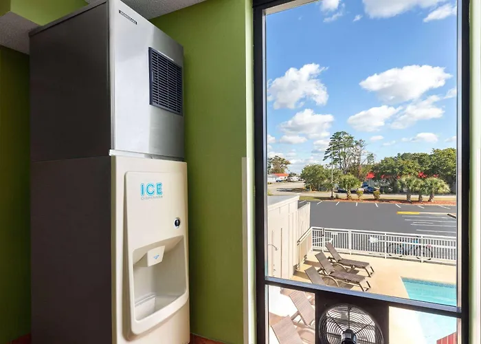 Pet Friendly hotel: Super 8 By Wyndham Myrtle Beach/Market Common Area