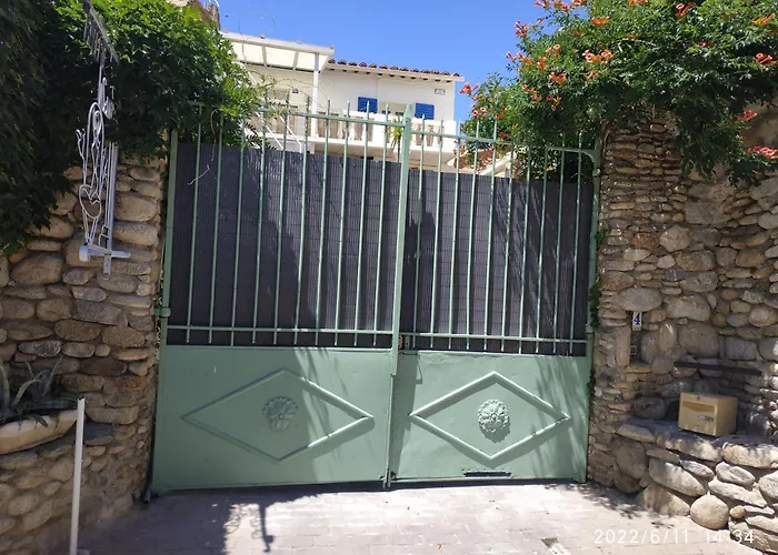 appartement centre ville du Boulou pour 2 adultes-2 enfants- check in 16h 18h-juillet-aout reservation de 7 jours mini
