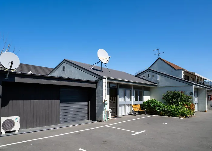Merivale Court & Apartments