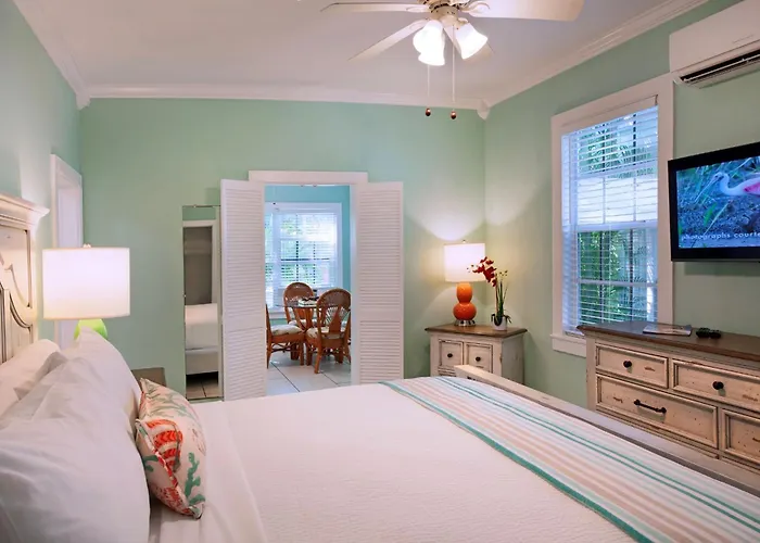 Hotel with pool: Westwinds Inn