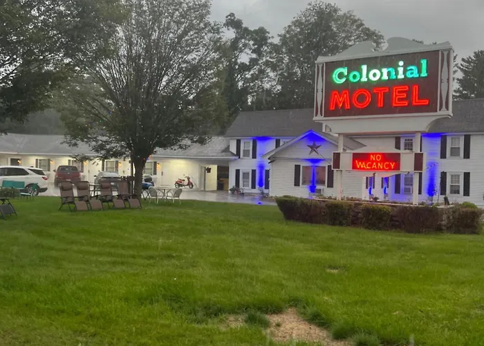 Motel: Colonial Motel
