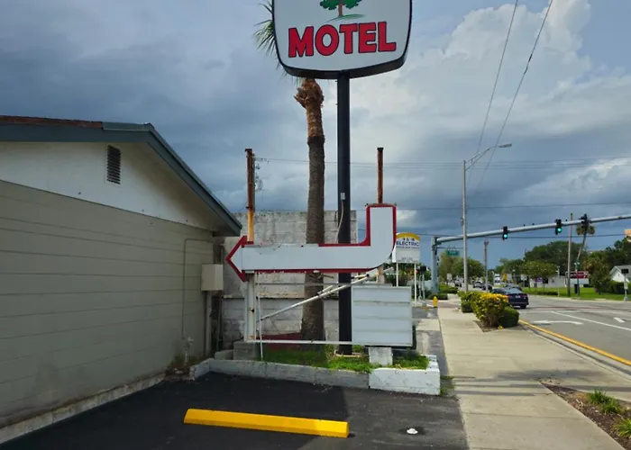 Motel: Three Oaks Motel - Titusville