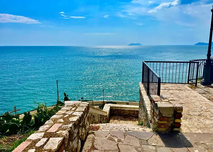 Hotel 4 stelle: Il Mare Nel Pozzo Sperlonga Centro Storico Tutti i servizi sotto casa, a 100 mt dal mare Parcheggio multilivello adiacente, lasci la macchina e fai tutto a piedi!