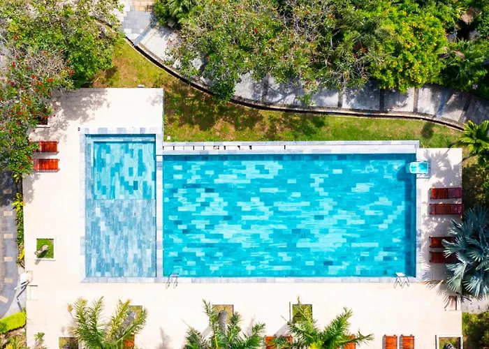 The Tahiti Beach Hotel