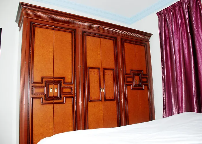 Central hotel: Paradise Inn Hotel