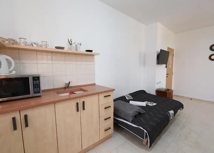 Family Hotel: Flintstone Guest House בית ההארחה בן 11 החדרים אינו וילה פרטית אתם מזמינים רק חדרים לא את כל הוילה