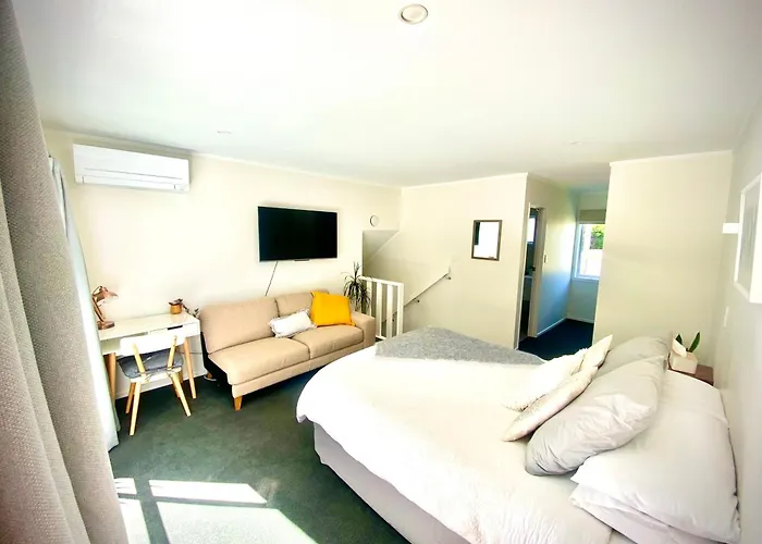 Hotels Close to Airport 2 Mile Bay Guesthouse