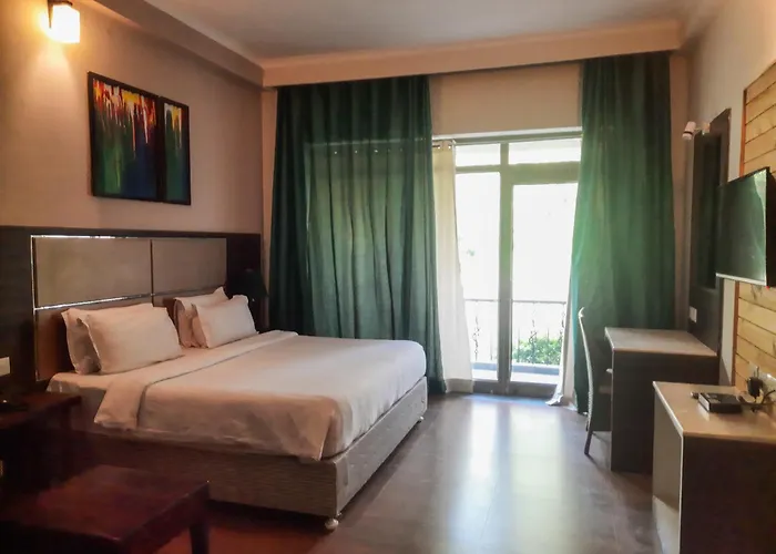 Hotel with pool: Riverarch Greenfields Resort