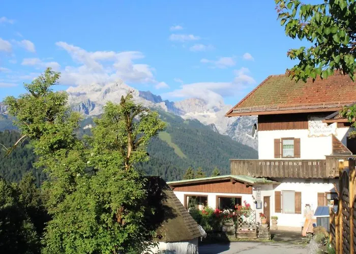 Familienhotel: Pfeiffer Alm am Sonnenhang mit Blick auf die Zugspitze