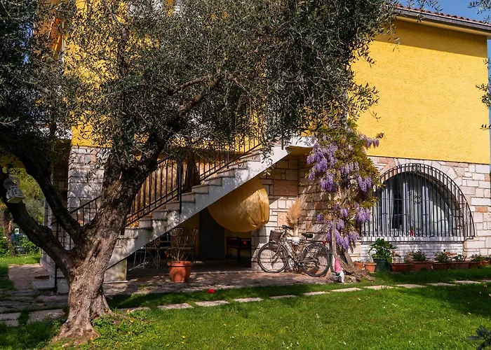 Hotel adatto agli animali: Villa La Magnolia - Private Beach Access, Garden, Views