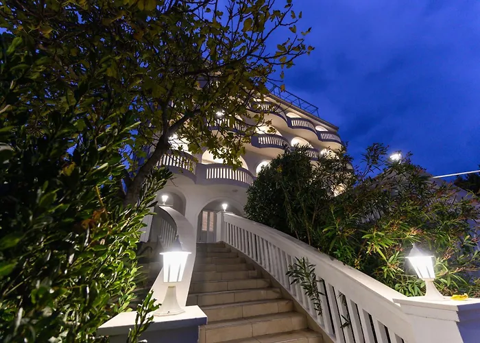 Hotel mit Pool: Villa Bellevue