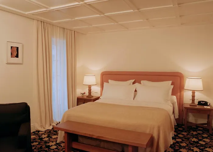 Hotel with pool: Chateau Voltaire