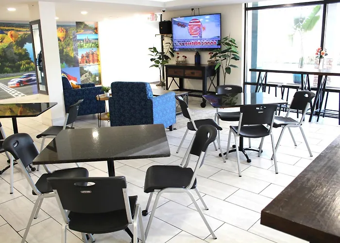 Hotel near College: Clarion Pointe Statesville