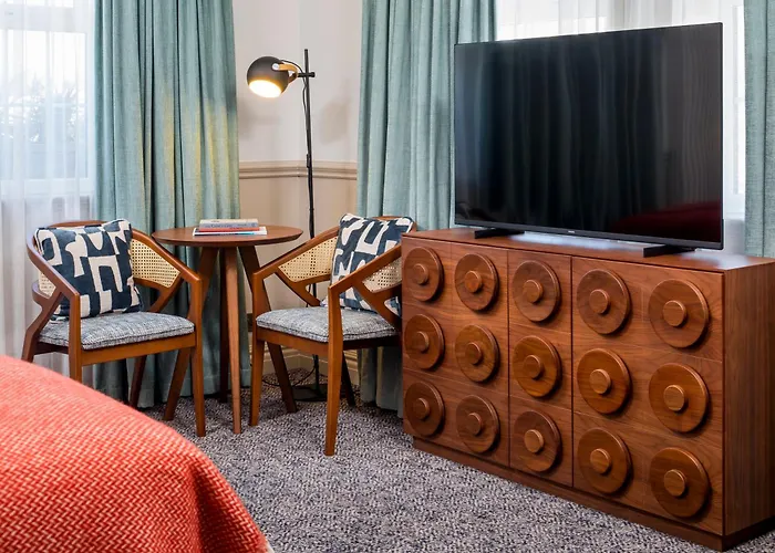 Cheap hotel: The White Horses By Everly Hotels Collection