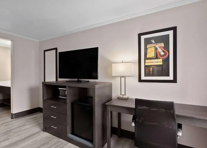 Hotel with pool: La Quinta By Wyndham Goodlettsville - Nashville