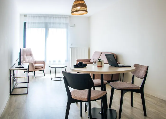 Twenty Business Flats - Bayard