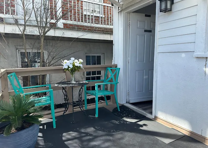 Motel: Magazine Mansion