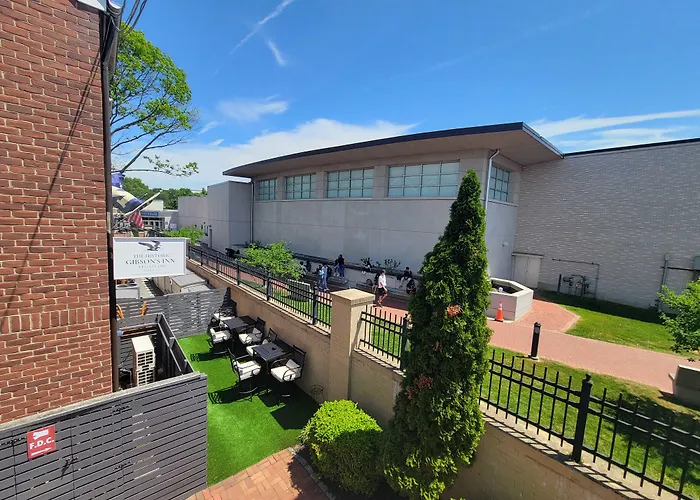 Gibson'S Inn At Gate One