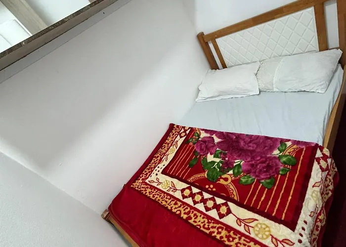 Dubai , Bedspace And Backpackers