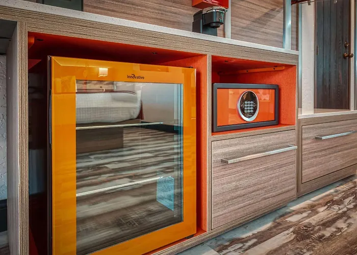 Hotel with pool: Casa Via Mar Inn, An Ascend Collection Hotel