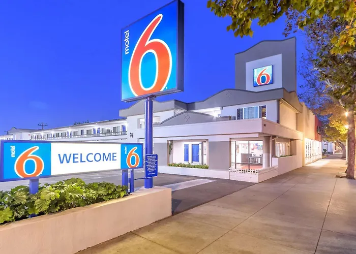 Hotel with pool: Motel 6-San Jose, Ca - Convention Center